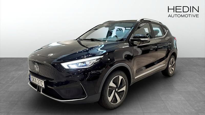 Svart (black) Begagnad 2022 MG ZS Luxury Sedan | 249 900 kr (Bra pris) - Bild 1/4