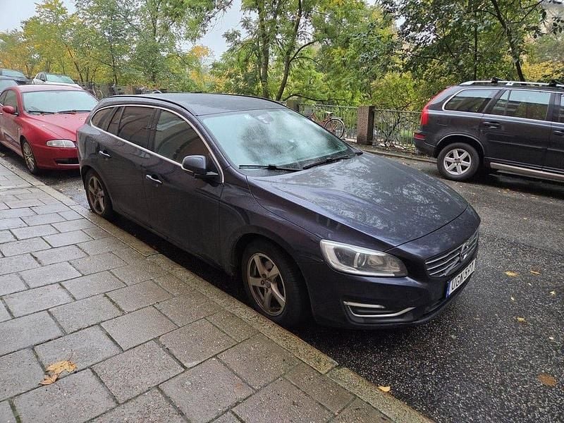 Blå Begagnad 2016 Volvo V60 Momentum Kombi | 80 000 kr (Superpris) - Bild 1/2