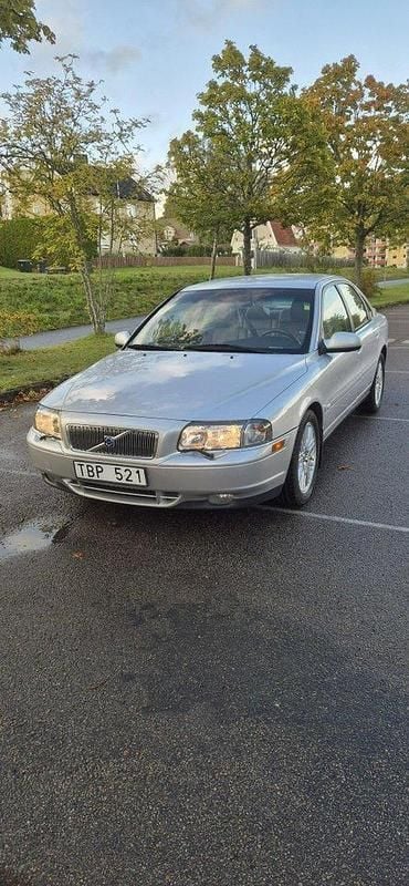 Grå Begagnad 2002 Volvo S80 Business Edition Sedan | 42 000 kr (Marknadspris) - Bild 1/4