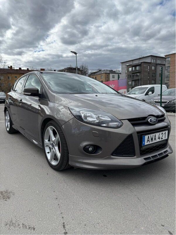 Brun Begagnad 2015 Ford Focus ST-Line Halvkombi | 70 000 kr (Marknadspris) - Bild 1/4