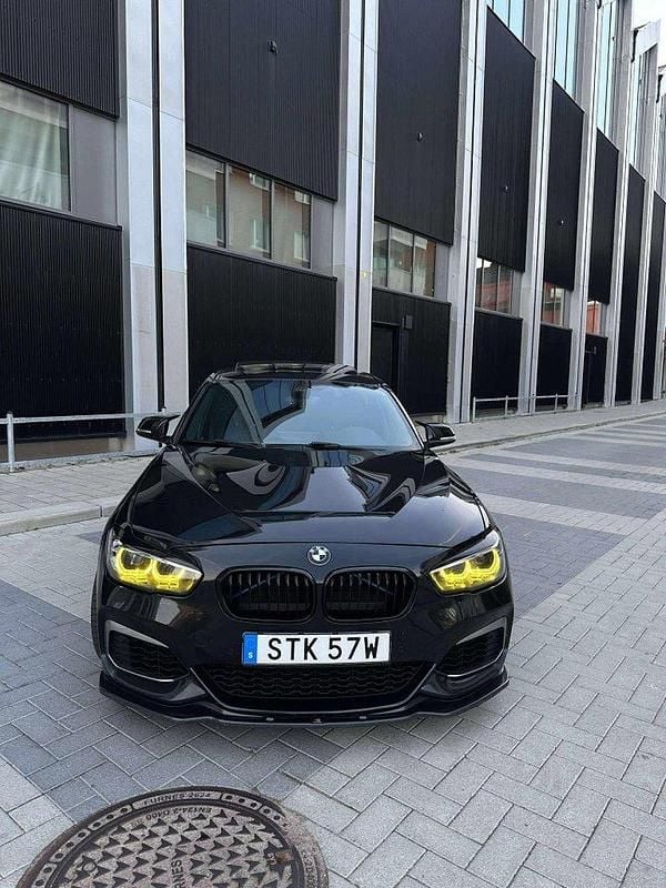 Svart Begagnad 2019 BMW M140 M Sport Halvkombi | 420 000 kr (Marknadspris) - Bild 1/4