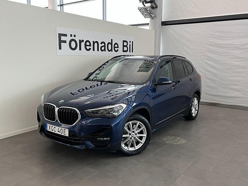 Blå Begagnad 2020 BMW X1 Sport Line SUV | 309 000 kr (Marknadspris) - Bild 1/4