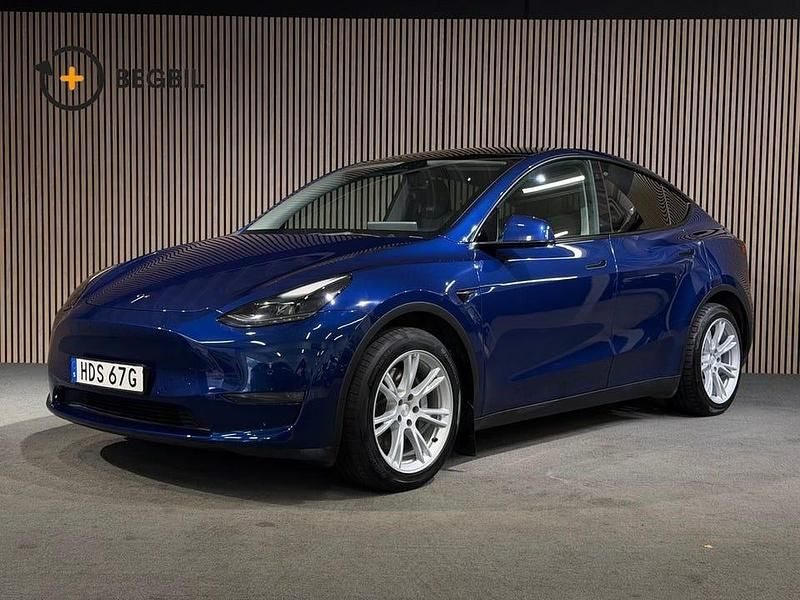 Blå Begagnad 2022 Tesla Model Y Long Range AWD SUV | 386 400 kr (Marknadspris) - Bild 1/4
