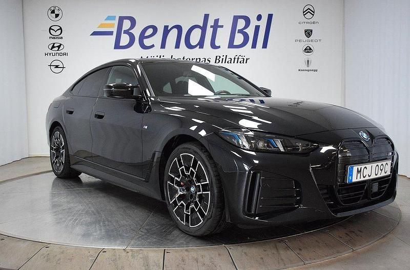 Svart Begagnad 2025 BMW i4 M Sport Sedan | 699 500 kr - Bild 1/3