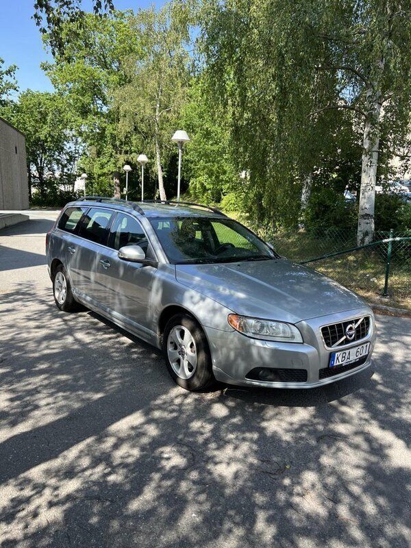 Silver Begagnad 2010 Volvo V70 Momentum Kombi | 65 000 kr (Superpris) - Bild 1/4