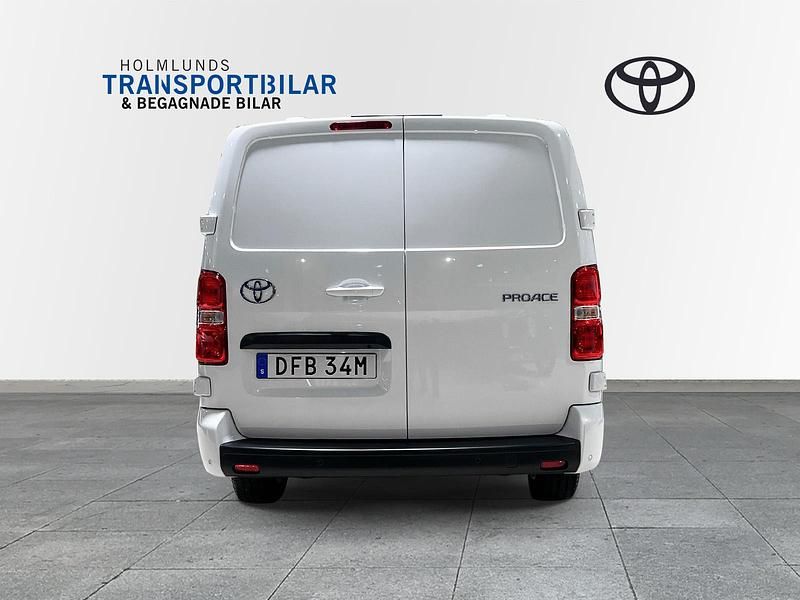Begagnad Toyota Proace 146 HK (107 kW) 2024 Vit Minibuss