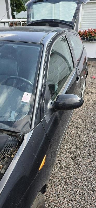 Svart Begagnad 2002 Ford Focus Halvkombi | 20 000 kr - Bild 1/4