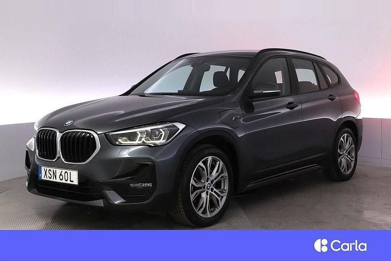 Grå Begagnad 2022 BMW X1 Sport Line SUV | 319 900 kr (Marknadspris) - Bild 1/4
