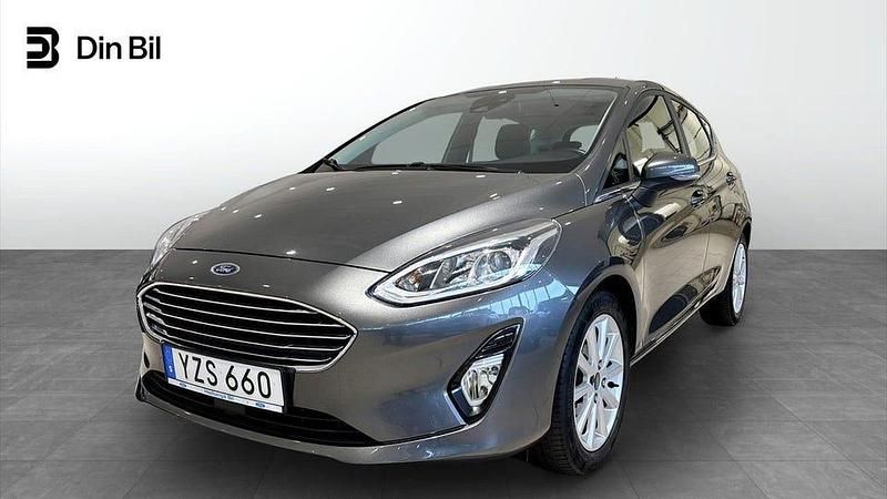 Grå Begagnad 2017 Ford Fiesta Titanium Halvkombi | 105 900 kr (Marknadspris) - Bild 1/4