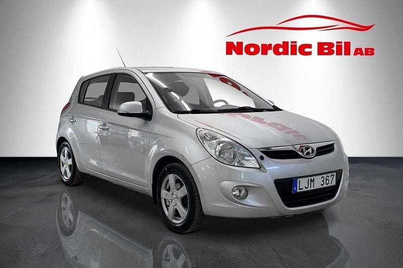 Silver Begagnad 2012 Hyundai i20 Premium Halvkombi | 49 900 kr (Marknadspris) - Bild 1/4