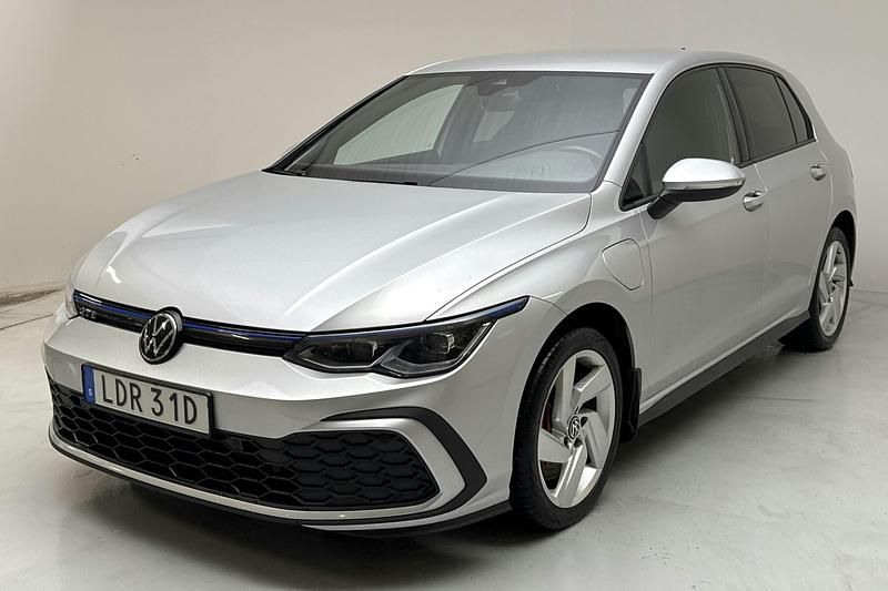 Silver Begagnad 2021 VW Golf VIII GTE | 260 000 kr (Lite dyr) - Bild 1/4