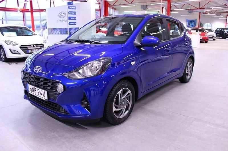 Blå Begagnad 2023 Hyundai i10 Essential Halvkombi | 134 000 kr (Marknadspris) - Bild 1/4
