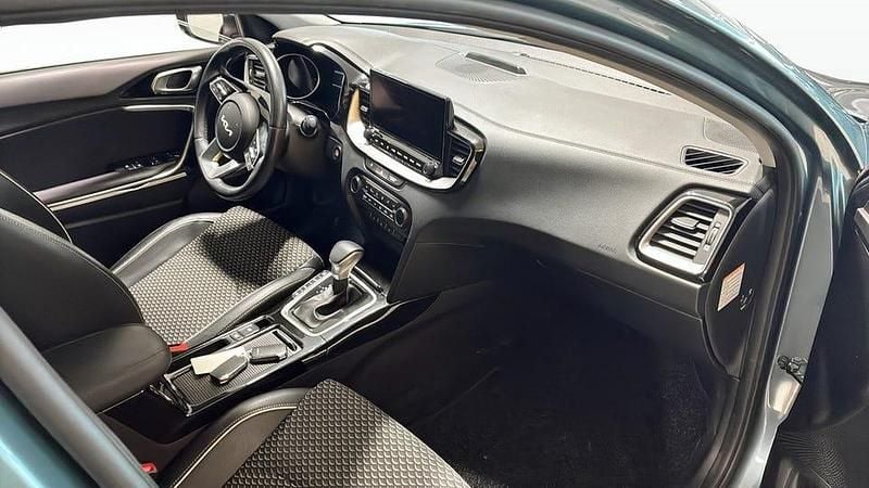 Begagnad Kia Ceed Advance 105 HK (77 kW) 2023 Grå Halvkombi