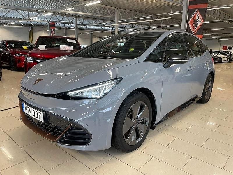 Begagnad Cupra Born 150 kW (204 HK) 2023 Gråmetallic Halvkombi