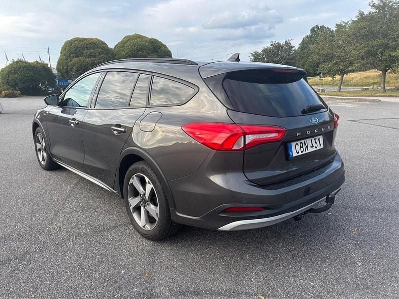 Grå Begagnad 2022 Ford Focus Active Kombi | 159 500 kr (Superpris) - Bild 1/4