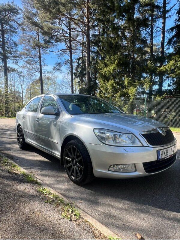 Silver Begagnad 2012 Skoda Octavia Ambiente Halvkombi | 41 900 kr (Superpris) - Bild 1/4