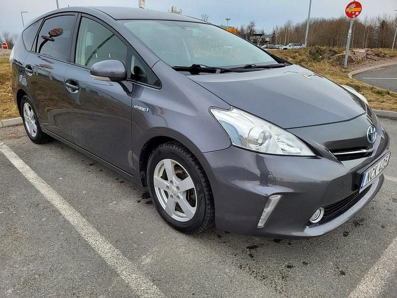 Grå Begagnad 2012 Toyota Prius+ Minibuss | 124 900 kr (Superpris) - Bild 1/4