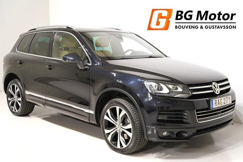Svart Begagnad 2013 VW Touareg SE SUV | 219 900 kr - Bild 1/4