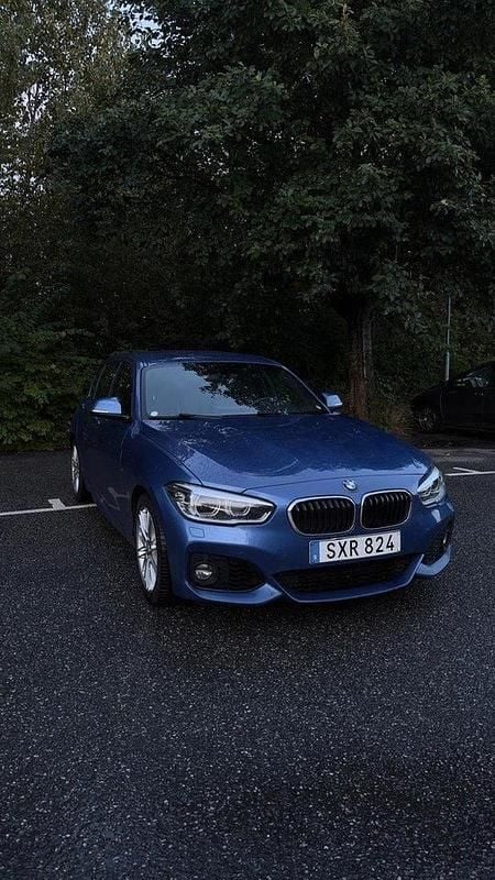 Blå Begagnad 2019 BMW 118 M Sport Halvkombi | 154 000 kr (Marknadspris) - Bild 1/4