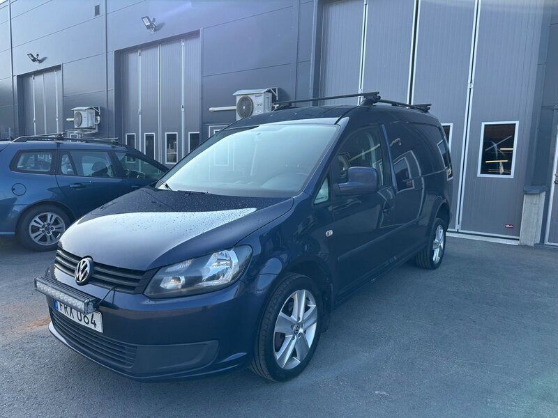 Mörkblå (blå) Begagnad 2015 VW Caddy Maxi Minibuss | 129 000 kr (Marknadspris) - Bild 1/4