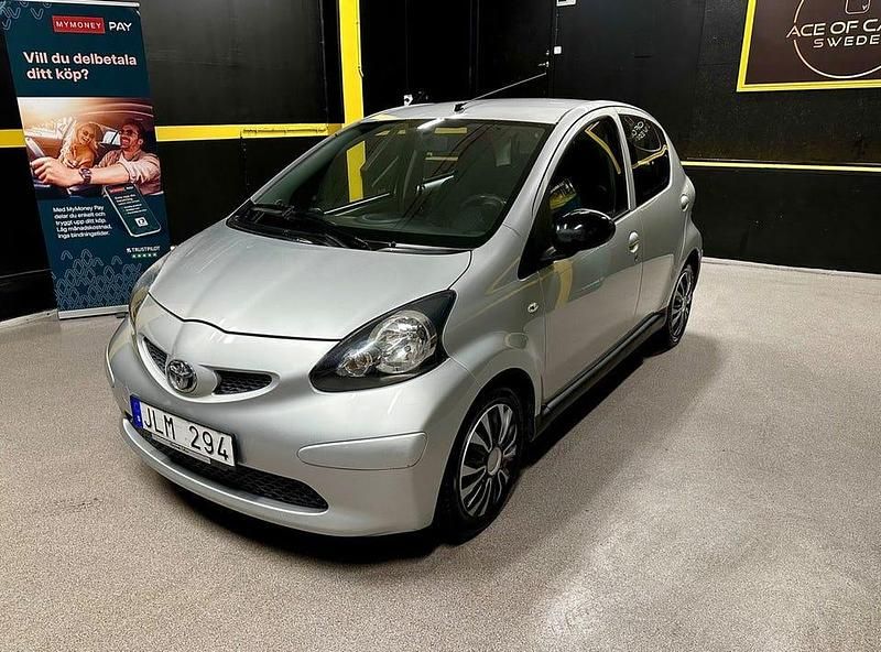 Begagnad Toyota Aygo 70 HK (51 kW) 2008 Silver Halvkombi