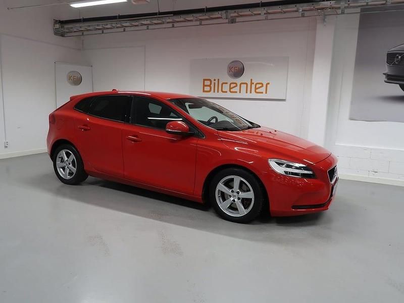 Begagnad Volvo V40 Momentum 122 HK (89 kW) 2016 Röd Halvkombi