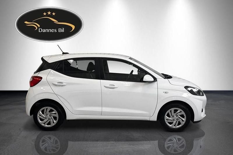 Begagnad Hyundai i10 Essential 67 HK (49 kW) 2023 Vit Halvkombi