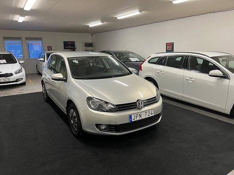 Ljusbrun Begagnad 2009 VW Golf VI Halvkombi | 54 900 kr (Marknadspris) - Bild 1/4
