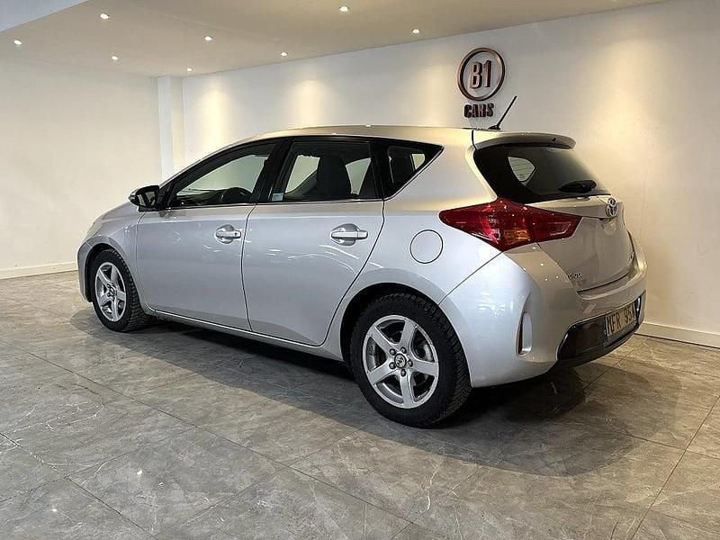 Begagnad Toyota Auris Multidrive S 132 HK (97 kW) 2013 Silver Halvkombi