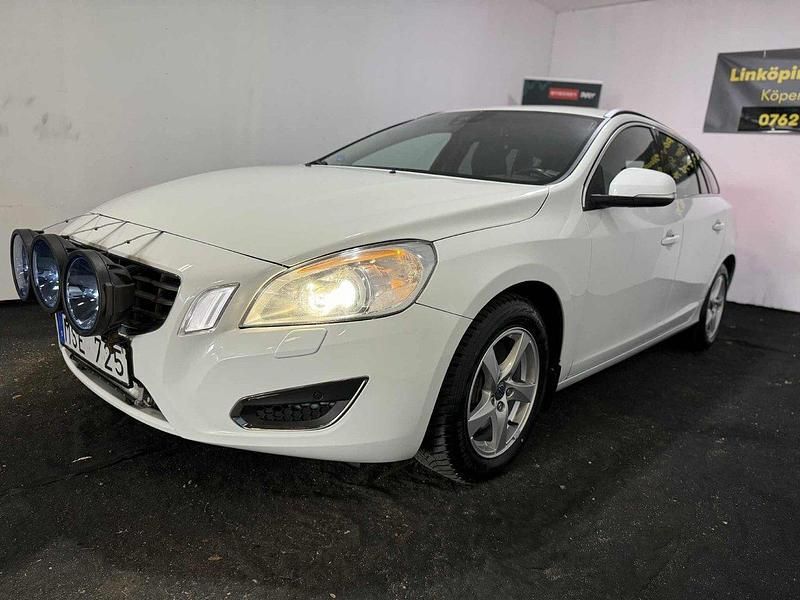 Vit Begagnad 2012 Volvo V60 Momentum Kombi | 99 000 kr (Marknadspris) - Bild 1/4