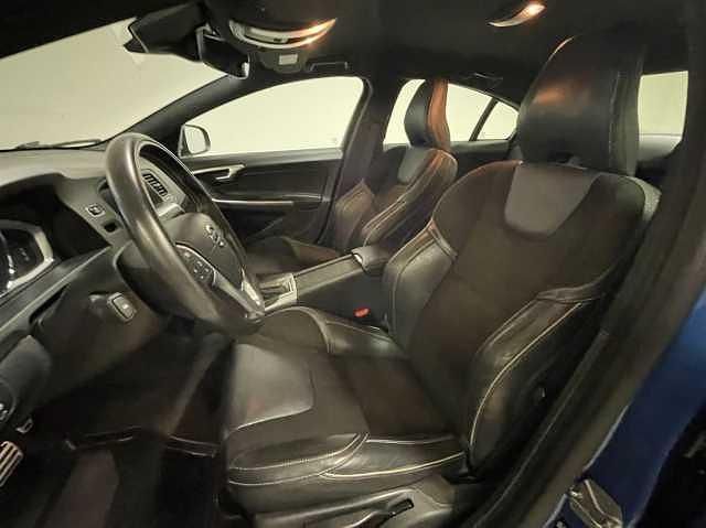 Blå Begagnad 2018 Volvo S60 R-Design Sedan | 159 000 kr (Marknadspris) - Bild 1/4