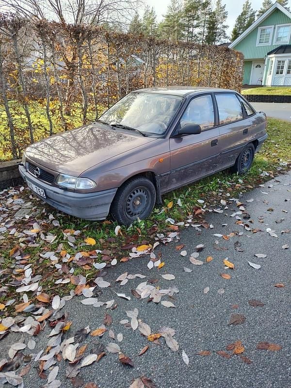 Begagnad 1998 Opel Astra Sedan | 8 000 kr (Marknadspris) - Bild 1/4