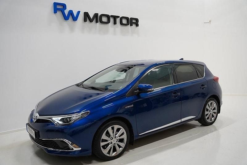 Mörkblå Begagnad 2017 Toyota Auris Hybrid Executive Halvkombi | 174 700 kr (Marknadspris) - Bild 1/4