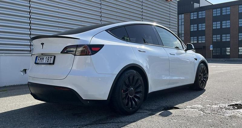 Vit Begagnad 2023 Tesla Model Y RWD SUV | 385 000 kr - Bild 1/4