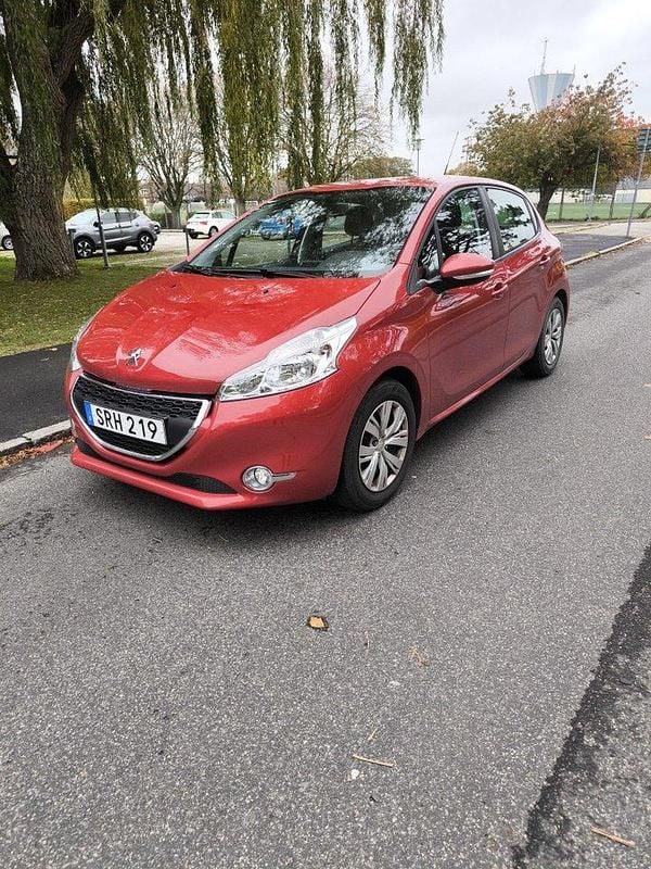 Röd Begagnad 2015 Peugeot 208 Halvkombi | 79 000 kr (Marknadspris) - Bild 1/4