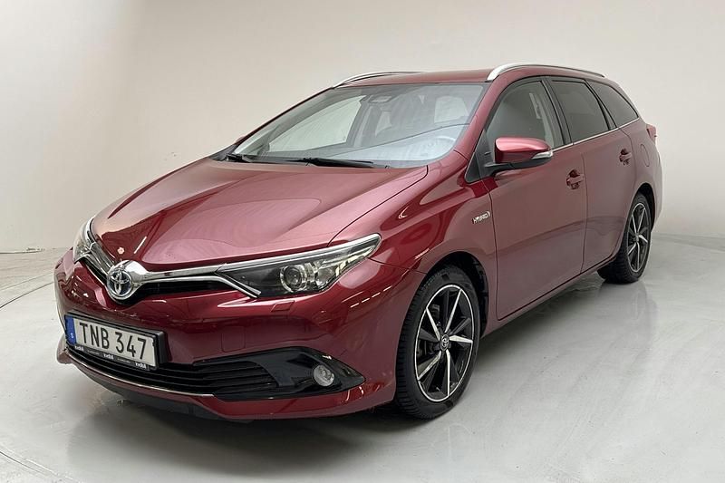 Röd Begagnad 2017 Toyota Auris Edition | 159 800 kr - Bild 1/4