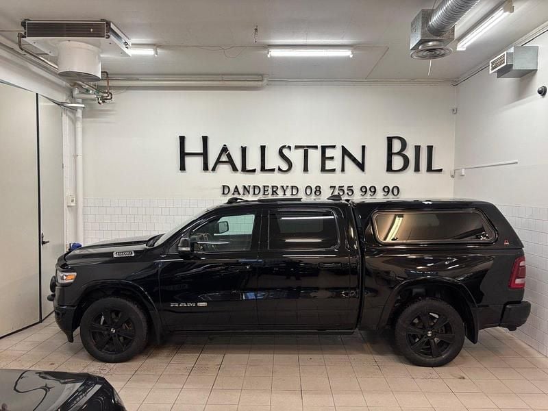 Svart (svart metallic) Begagnad 2022 RAM 1500 Pickup | 679 000 kr (Superpris) - Bild 1/4