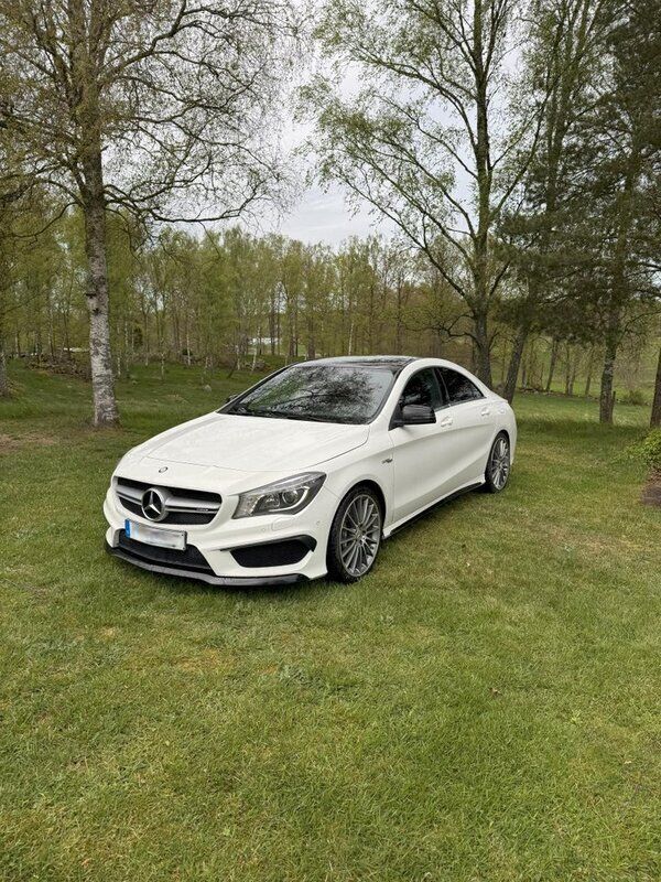 Vit Begagnad 2015 Mercedes CLA45 AMG AMG Sportkupé | 280 000 kr (Marknadspris) - Bild 1/4