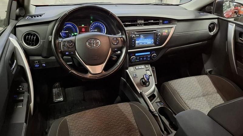 Begagnad Toyota Auris Touring Sports Edition 136 HK (100 kW) 2015 Röd Kombi