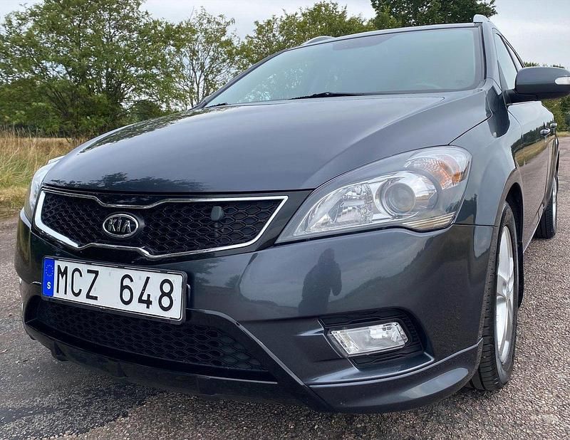 Grå Begagnad 2012 Kia Ceed Sportswagon Kombi | 49 000 kr (Bra pris) - Bild 1/4