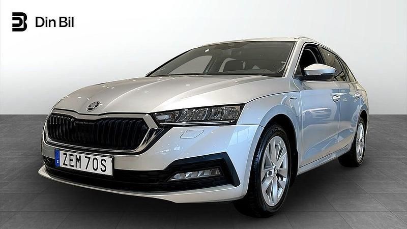 Ljusgrå (brilliant silver metallic) Begagnad 2023 Skoda Octavia Ambition Kombi | 329 900 kr (Marknadspris) - Bild 1/4