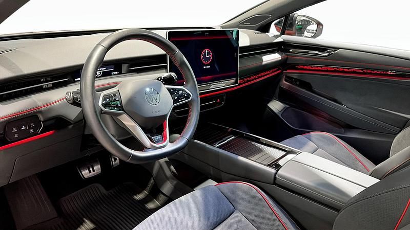 Begagnad VW ID.7 GTX 250 kW (340 HK) 2024 Röd (kings red metallic black) Kombi