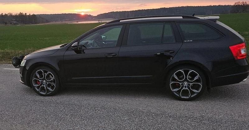 Begagnad Skoda Octavia RS 220 HK (161 kW) 2015 Svart metallic. Halvkombi