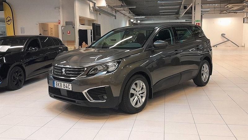 Mörkgrön (mörkgrå metallic) Begagnad 2020 Peugeot 5008 Minibuss | 199 900 kr (Marknadspris) - Bild 1/4