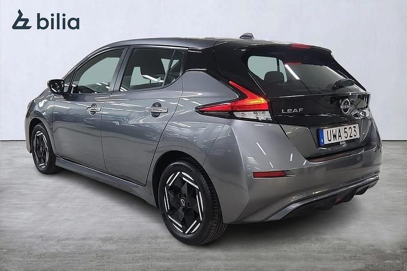 Begagnad Nissan Leaf Acenta 111 kW (151 HK) 2023 Grå Halvkombi