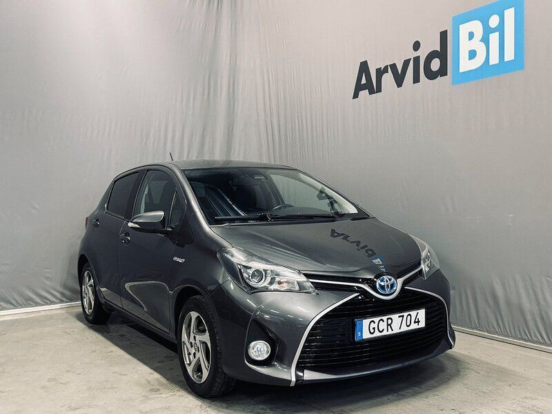 Mörkgrå Begagnad 2015 Toyota Yaris Hybrid Active Halvkombi | 118 900 kr (Marknadspris) - Bild 1/4