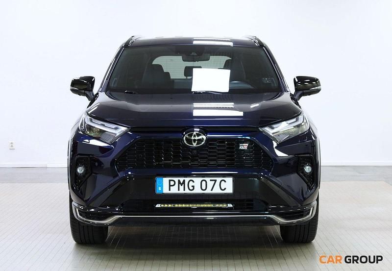 Mörkblå (blå) Begagnad 2023 Toyota RAV4 Hybrid Sport SUV | 539 900 kr (Marknadspris) - Bild 1/4