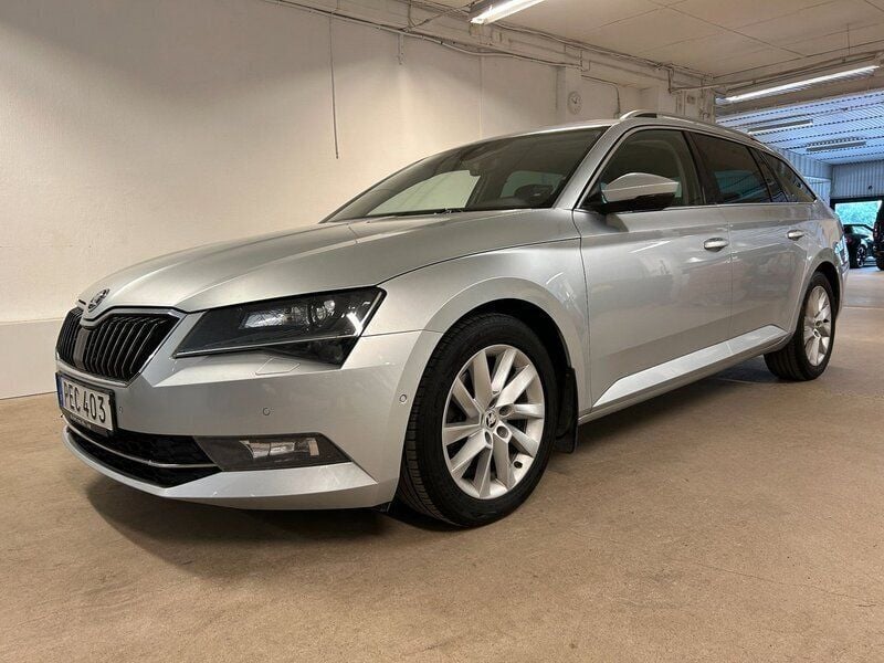 Silver Begagnad 2016 Skoda Superb Business Line Kombi | 172 500 kr (Marknadspris) - Bild 1/4