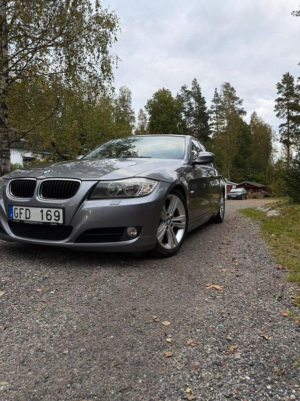 Grå Begagnad 2010 BMW 320 Comfort Edition Sedan | 85 000 kr - Bild 1/4