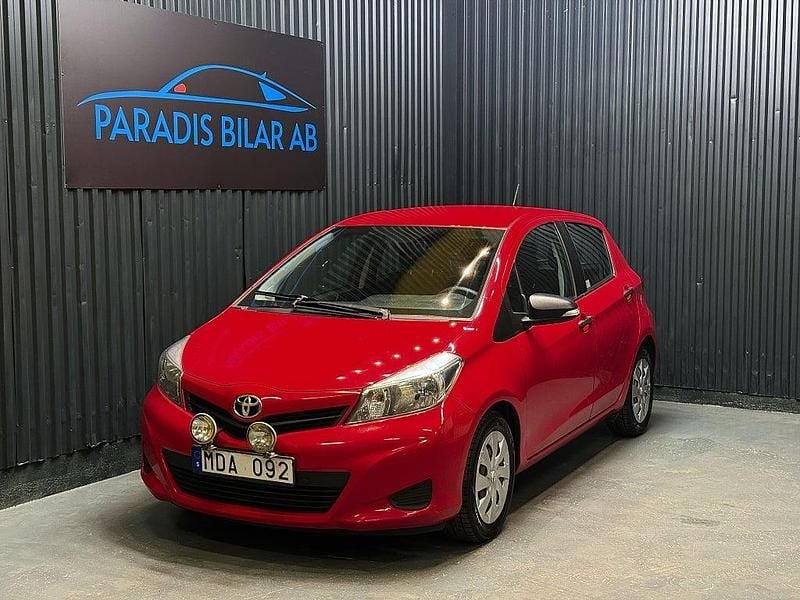 Röd Begagnad 2011 Toyota Yaris Halvkombi | 64 900 kr (Marknadspris) - Bild 1/4